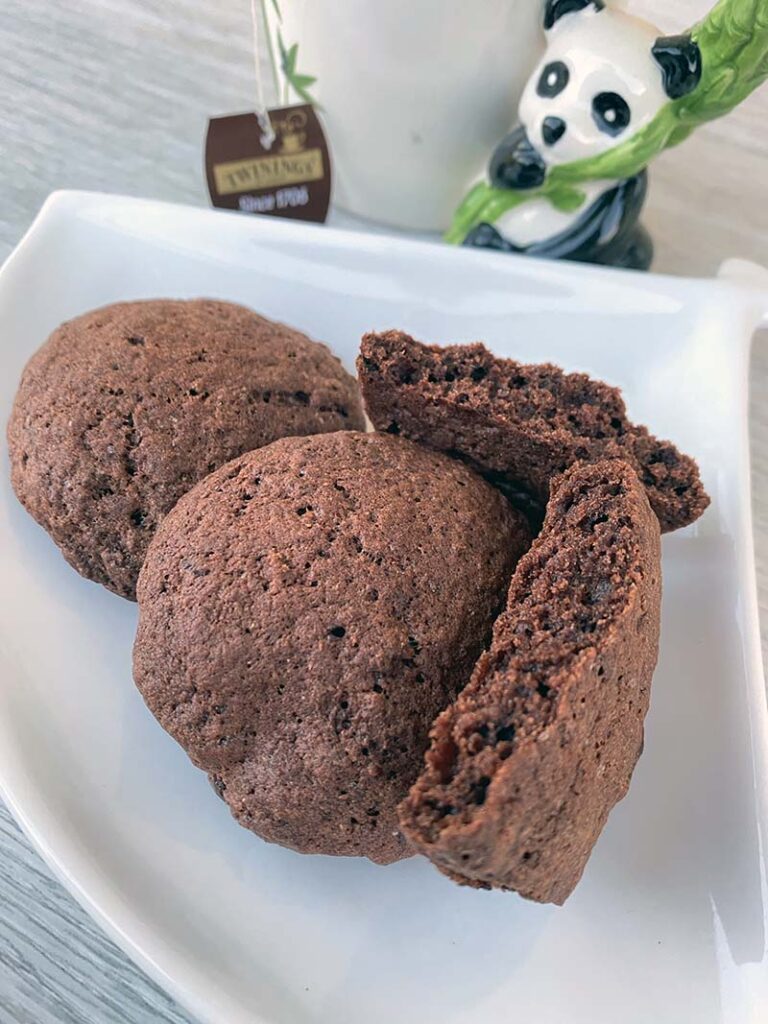 Biscotti al cioccolato extra dark con tazza Panda di Puckator