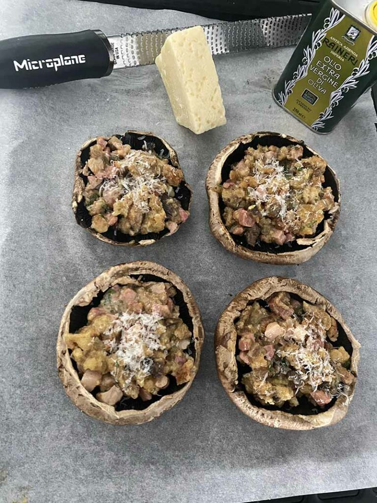 Preparazione dei funghi ripieni con un ottimo olio evo di taggiasca Raineri e l'utlizzo della fantastica Zester di Microplane per grattugiare il pecorino