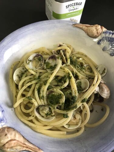 Spaghetti con lupini di mare e salsa di rucola