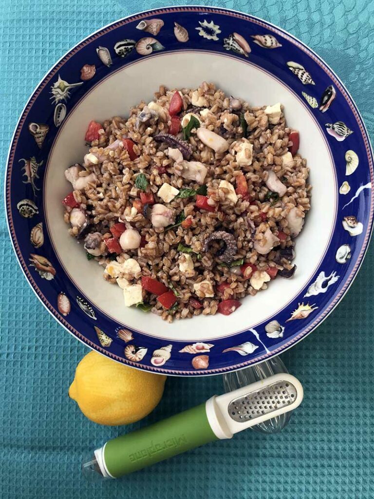 Insalata di farro con seppie e feta con Twist & Zest di Microplane