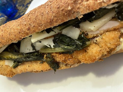 Panino con cotoletta cicoria ripassata e asiago