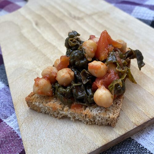 Crostini con pane di Triora ceci e cavolo nero