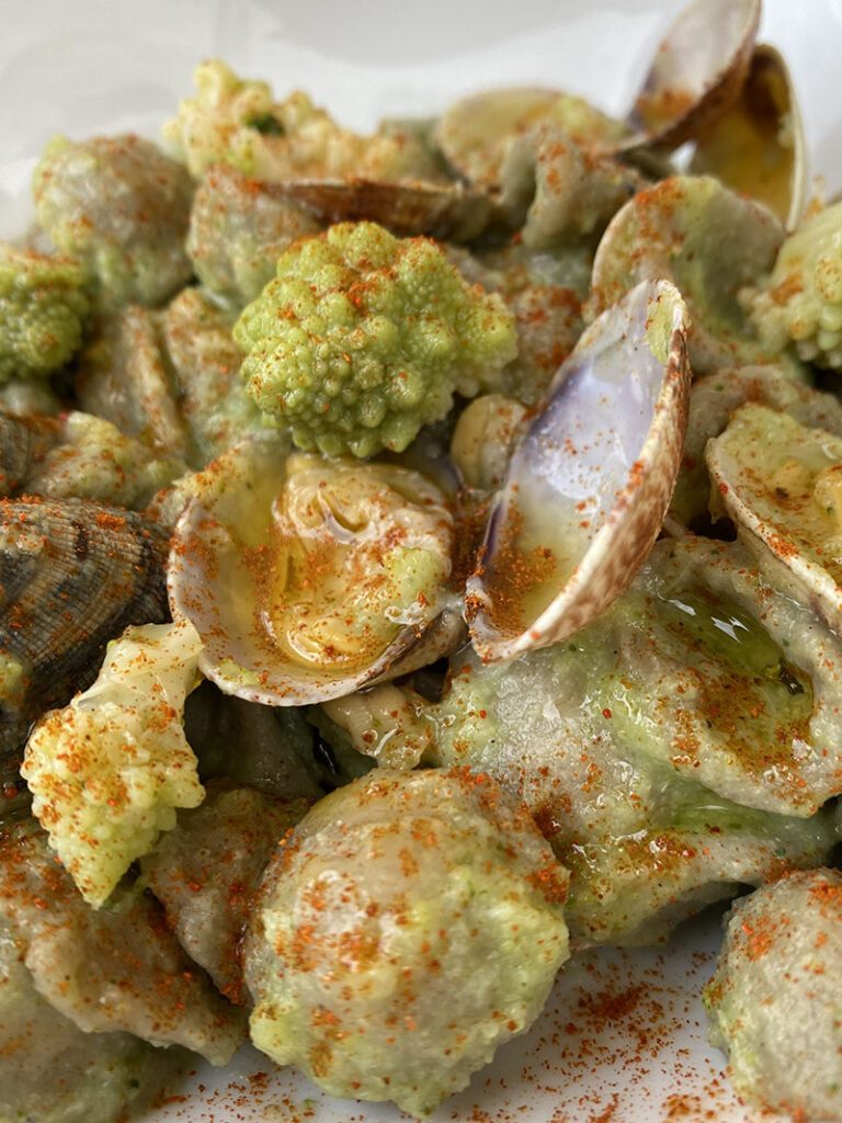 Orecchiette di grano arso con vongole e broccolo romanesco