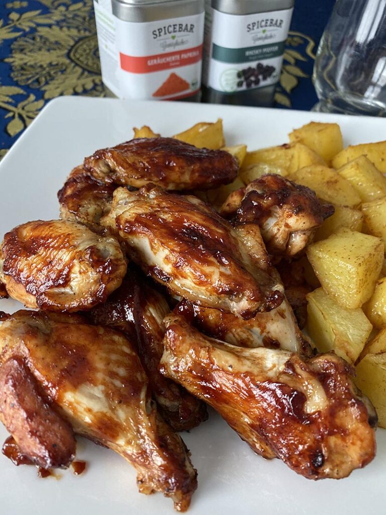 Alette di pollo con salsa barbecue e patate