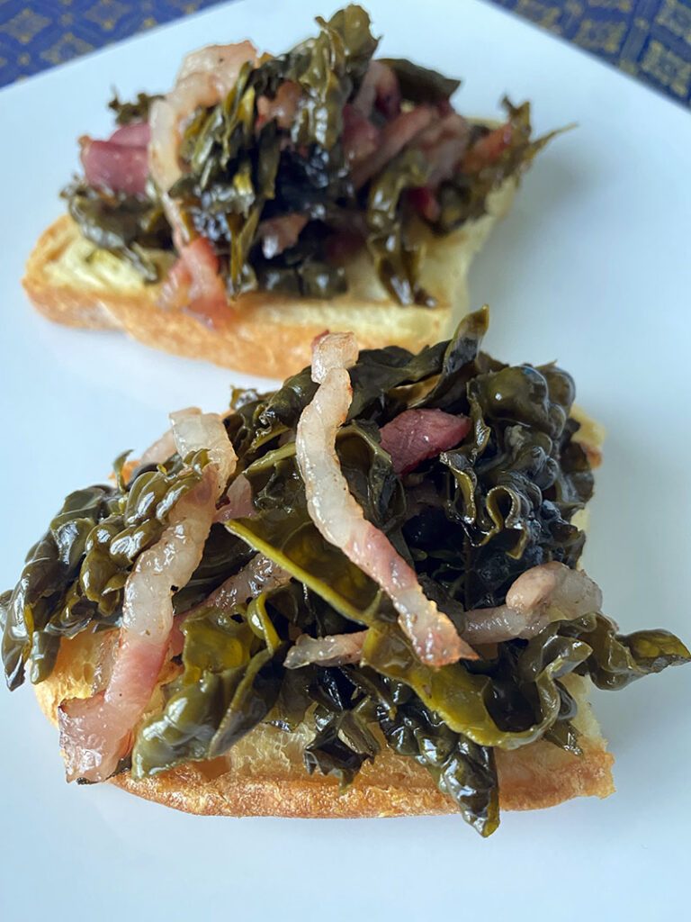 Crostini con cavolo nero e guanciale