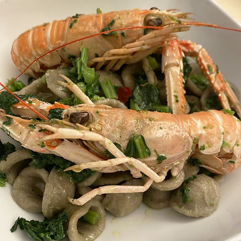 Orecchiette di grano arso con cime di rapa e scampi