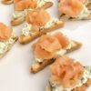 Tartine con ricotta al pesto e salmone