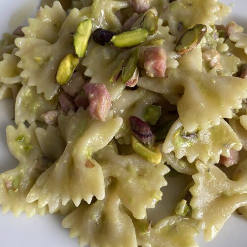 Farfalle pancetta avocado e pistacchi