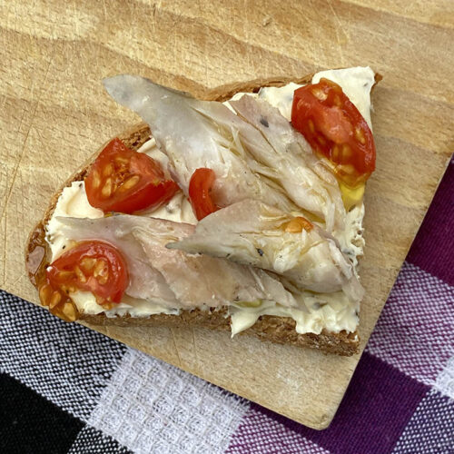 Crostini di pane di Triora con formaggio alle erbe e sgombro