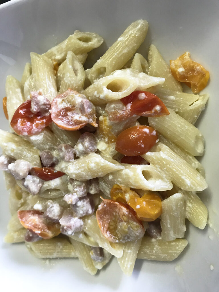 Pasta con ricotta di pecora pomodorini e pancetta