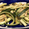 Zucchine saltate con capperi e pinoli