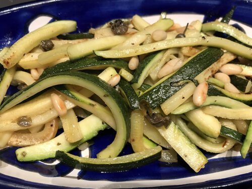 Zucchine saltate con capperi e pinoli