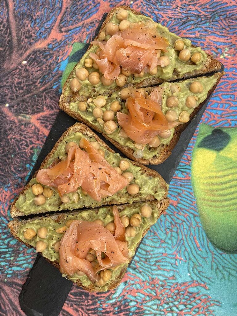 Crostini con ceci avocado e salmone