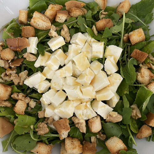 Insalata con rucola formaggio di capra e noci