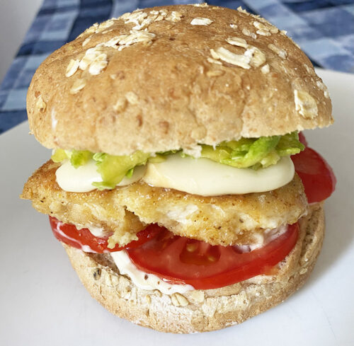 Hamburger di pollo con scamorza pomodori e trombette