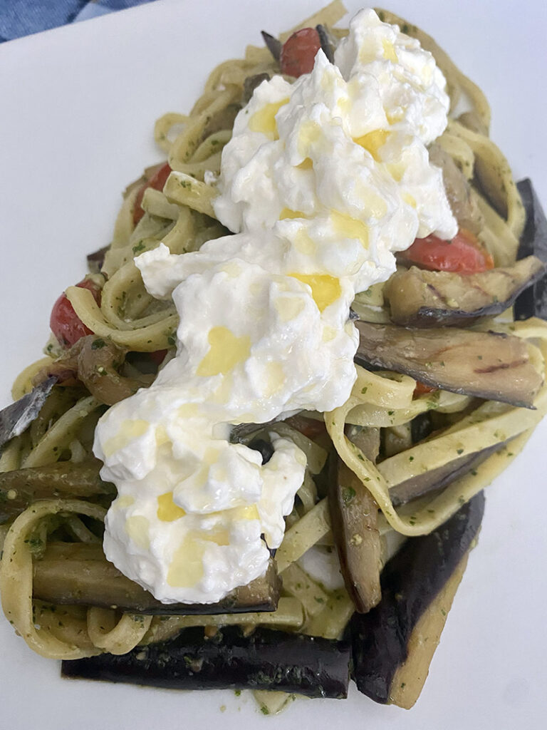 Tagliolini melanzane pomodorini pesto e stracciatella