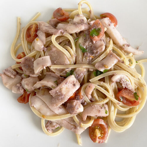 Trighetti con calamari e pomodorini