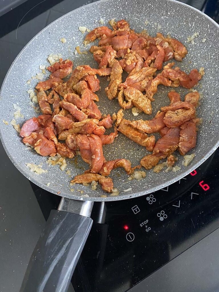 Preparazione del filetto in padella antiaderente Mavros di Casa Collection