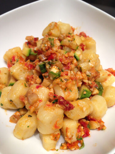 Gnocchi con pesto di pomodori secchi mandorle e zucchine