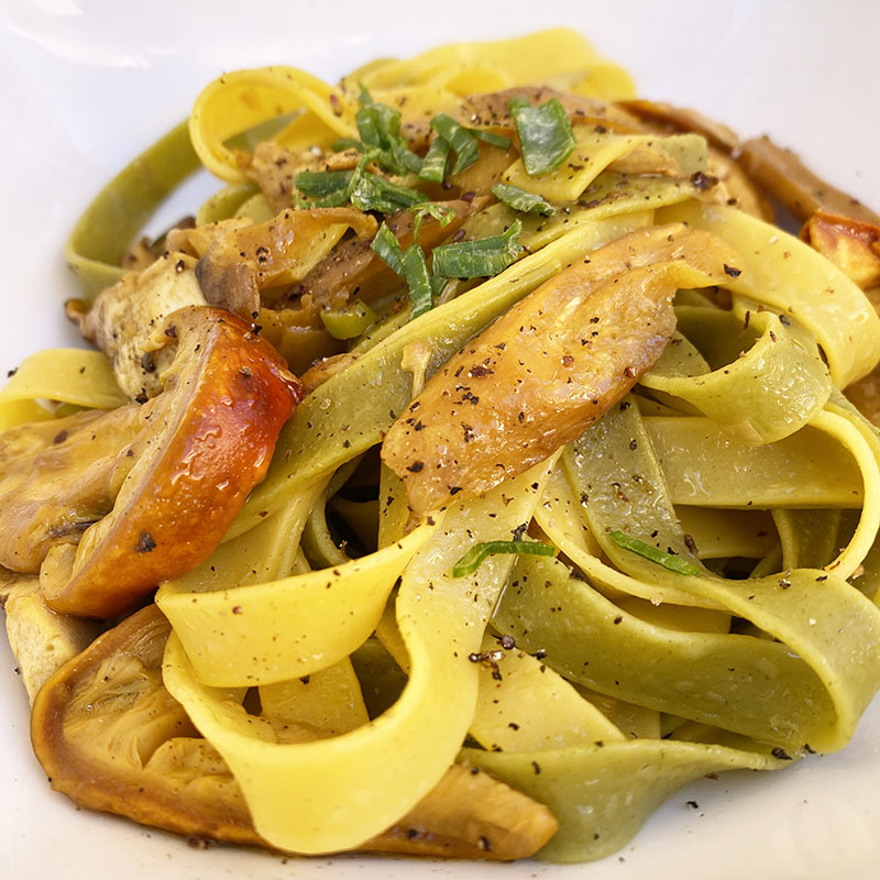 Tagliatelle paglia e fieno con ovuli e cipolla egiziana