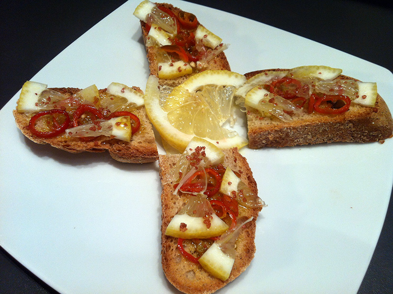 Crostini di pane di Triora con peperoncino limone e sale rosso