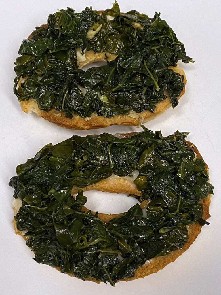 Friselle con gorgonzola e cavolo nero