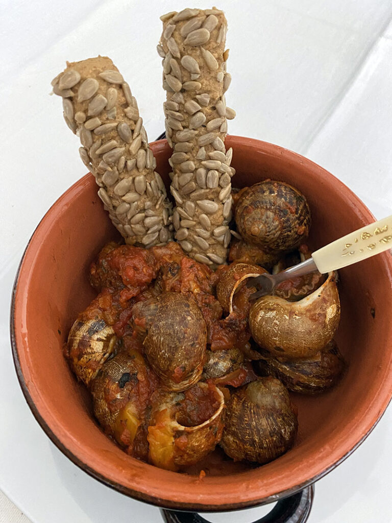 Lumache con peperoni e pomodori