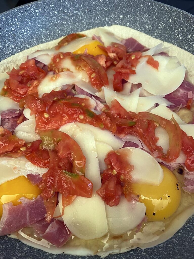 Preparazione della piadina nella padella antiaderente Mavros di Casa Collection