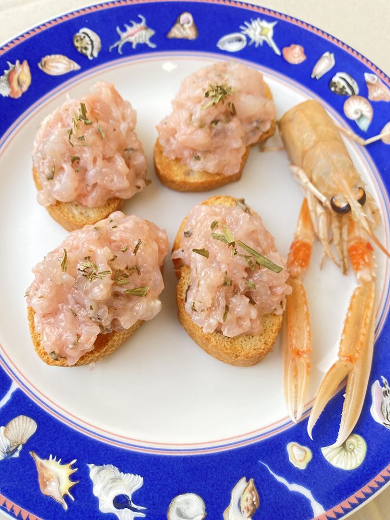 Crostini con battuto di scampi e dragoncello