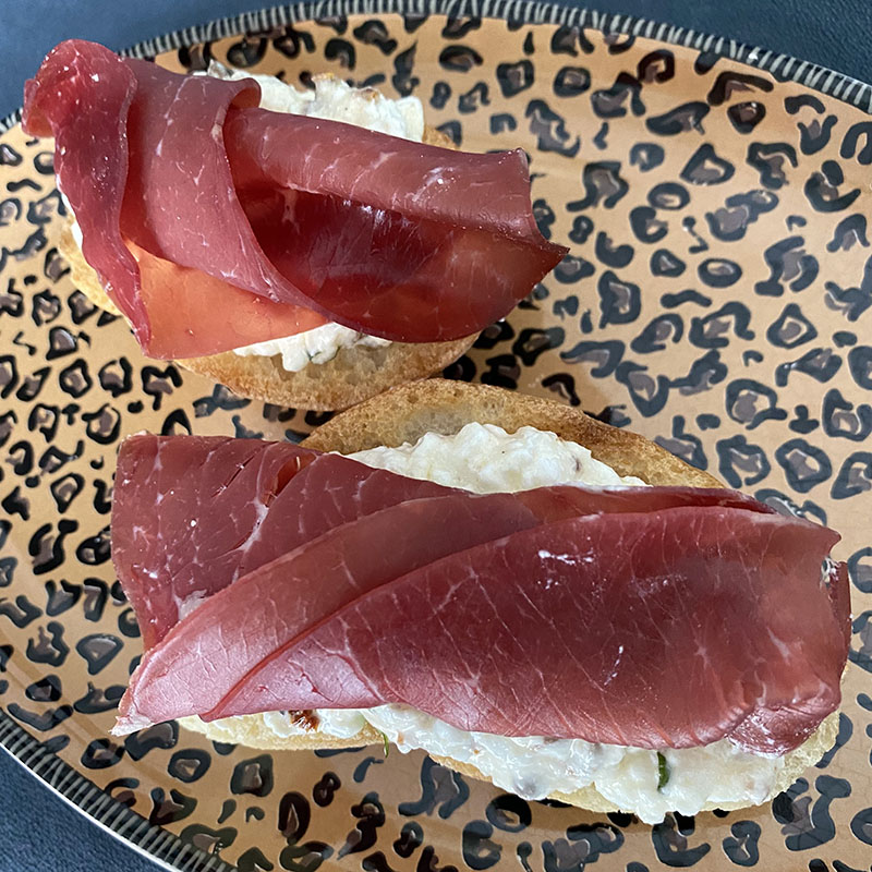 Crostini con bresaola fiocchi di latte e pomodori secchi