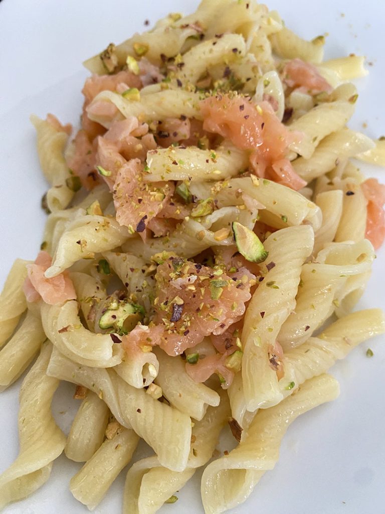 Penne ricce salmone chinotto e pistacchi