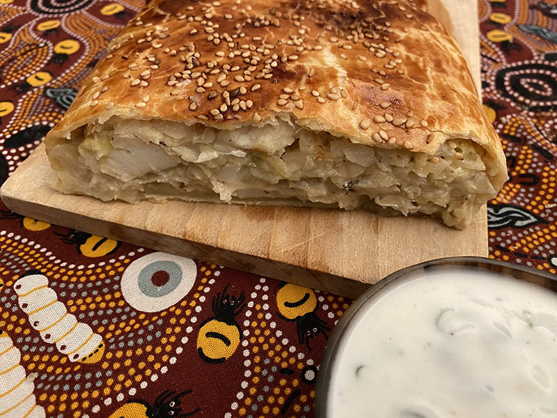 Strudel di baccalà e verza al sesamo con salsa allo yogurt greco