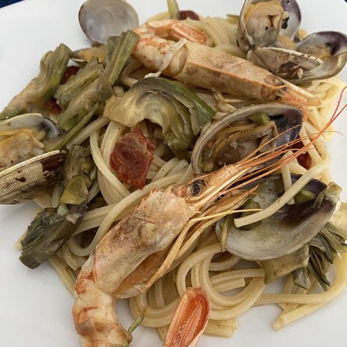 Spaghetti vongole carciofi gamberi e pomodori secchi