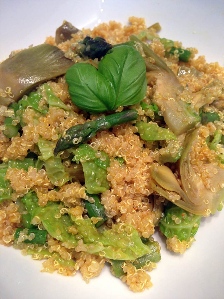 Insalata di quinoa verza asparagi e carciofi