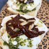 Bruschette pesto burrata e pomodori secchi