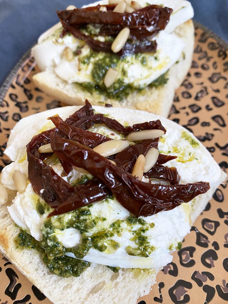 Bruschette pesto burrata e pomodori secchi