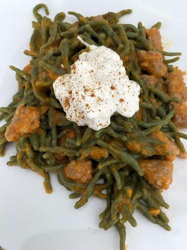 Trofie di borragini con salsa di peperoni salsiccia e stracciatella