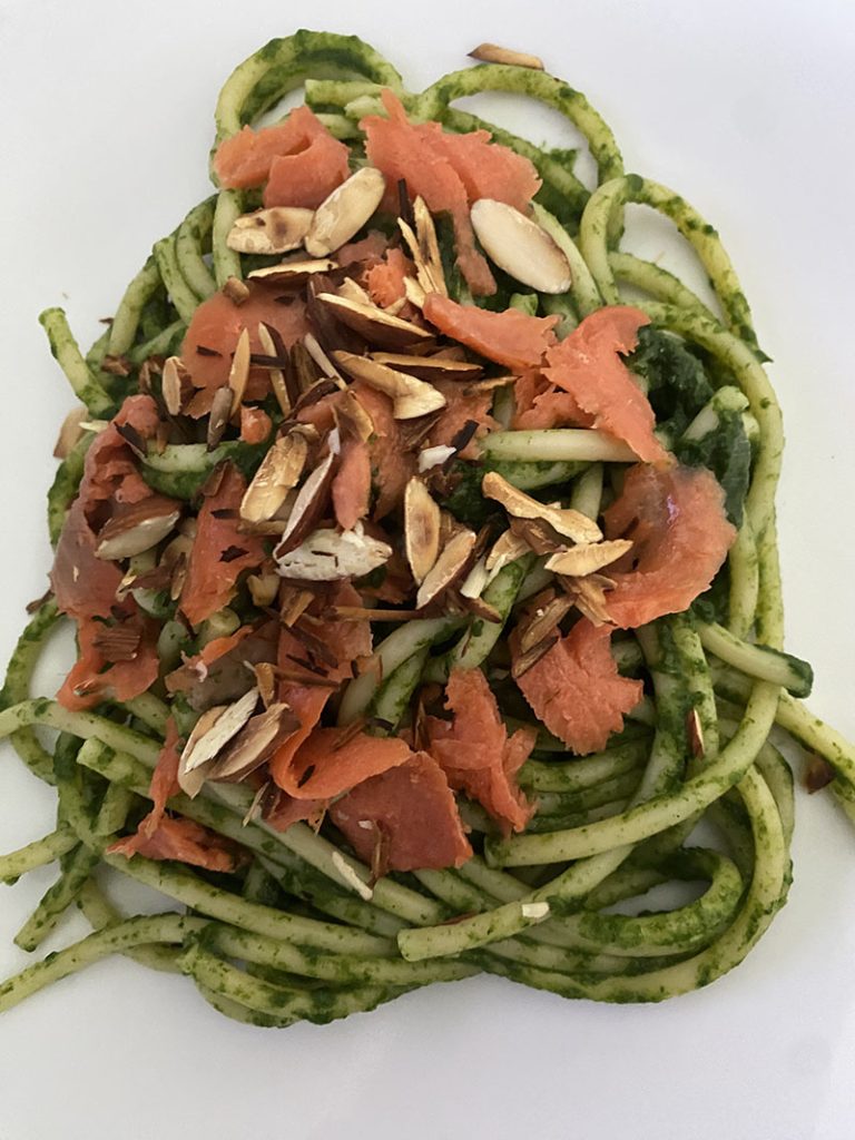 Bucatini con crema di spinaci salmone e mandorle