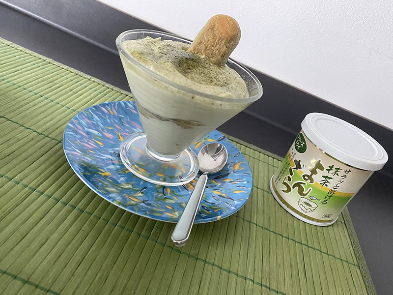 Tiramisù al matcha con tovaglietta in bambù