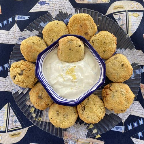 Polpettine di cous cous ai capperi con salsa agrumata allo yogurt greco