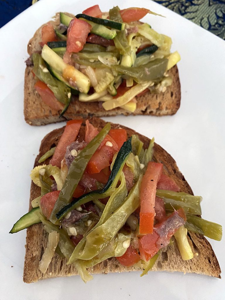 Bruschetta pomodoro friggitelli e zucchine