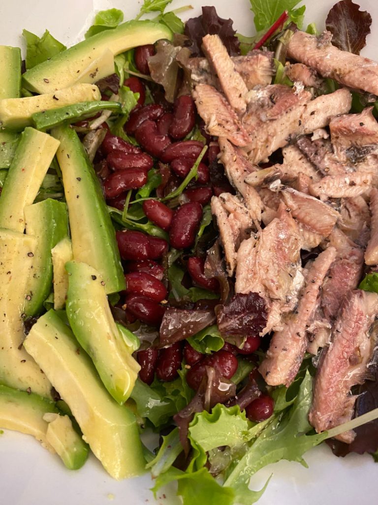 Insalata con fagioli sardine e avocado