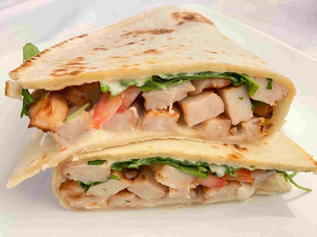 Piadine con pollo e squacquerone