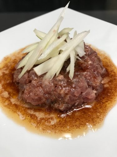 Tonno marinato al limone e cannella con filetti di sedano