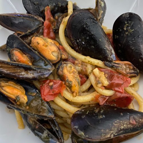 Bigoli cozze datterini e salsa di rucola