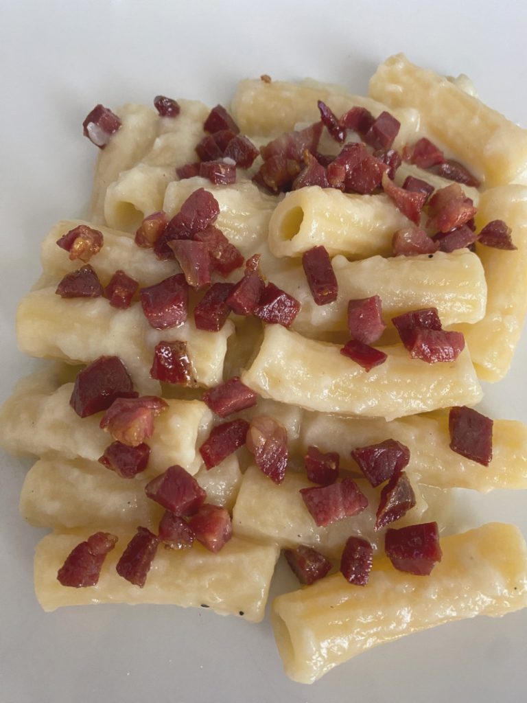 Maccheroni con crema di topinambur e coppa