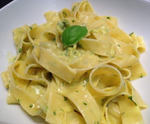 Pappardelle con salsa all'uovo limone e pesto di basilico