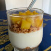 Cheesecake al bicchiere con amaretti e mango