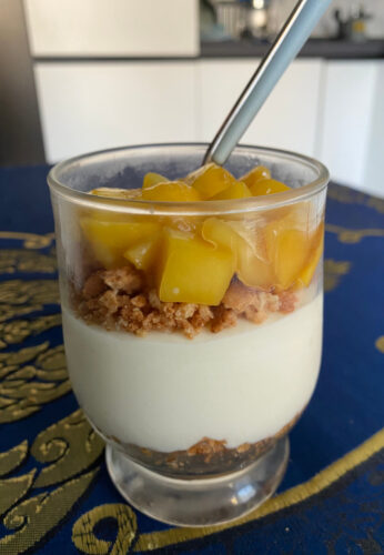 Cheesecake al bicchiere con amaretti e mango