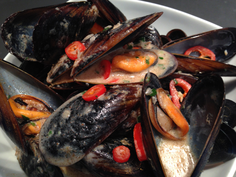 Cozze al curry con cumino e latte di cocco